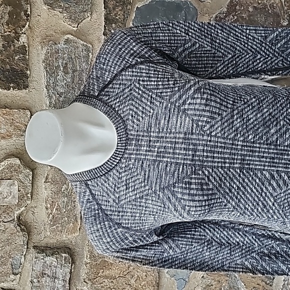 NWT Lululemon Rest Less Pullover (First Release) Heathered Black Size 4 - Picture 4 of 14